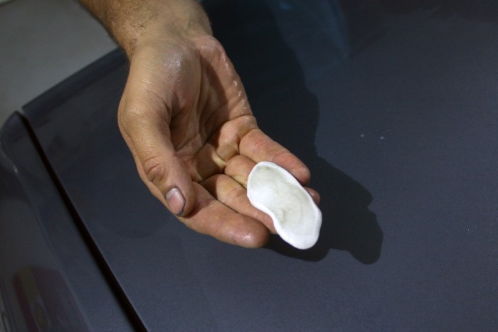 Látni a gyurmán, mennyi koszt szedett fel a műgonddal lemosott karosszériáról