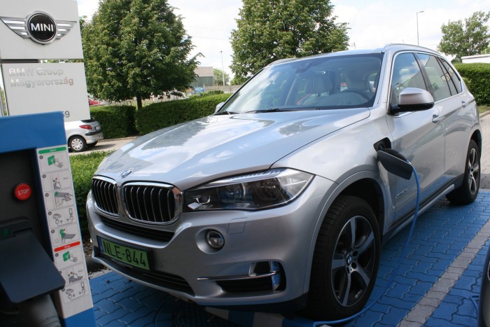 Sima 230-as töltőről is megtelik két óra alatt az akkumulátor