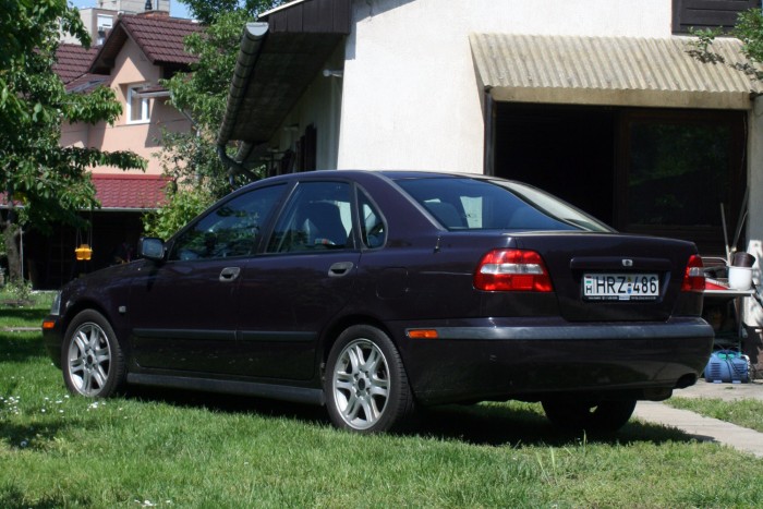 200 000 kilométer sincs benne, öt éve a dízel S40 visszavonult tartalék autónak