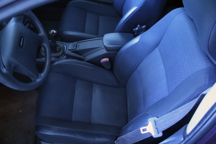 Belül alig mutat kopást a kényelmes ülés. Első oldalán kenguruzseb van