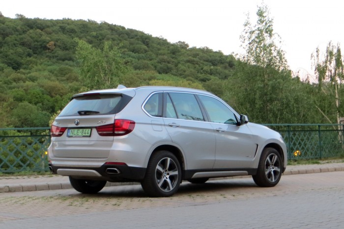 Kanyargós országúton nincs elemében a nehéz SUV, autópályán annál inkább