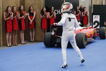 F1: Hamilton méheket küldött ellenfeleire