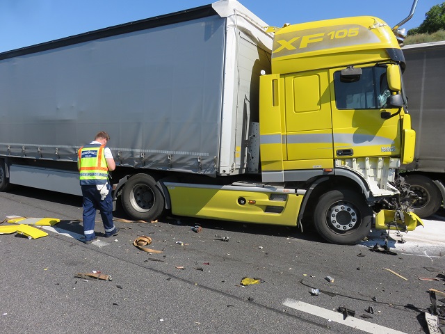 Meglepő szállítmány miatt zárták le az M1-est 6