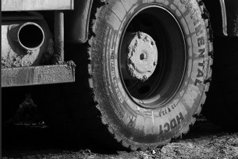 Kukásautó leszakadt kereke talált fejbe egy nőt