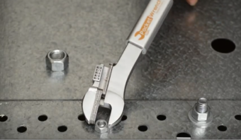 Egy okos villáskulcs, ami kivált egy egész készletet