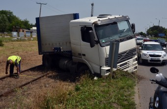 A sínen állt meg az elszabadult kamion Szegeden
