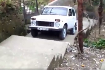 Terepjárót így még nem láttál lépcsőzni
