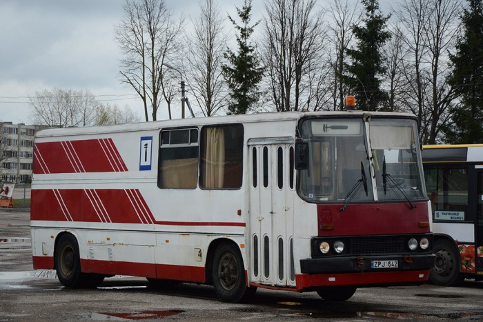 10 kendácsolt Ikarus az egykori KGST-országokból 3 Litvániában található ez az 1982-ben épített Ikarus, mely eredetileg csuklós (280) buszként szállított utasokat. Később egyszerűen szóló szervizbuszt készítettek belőle.