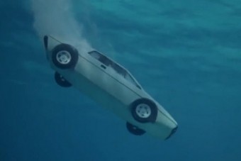 Ez történik a villanyautóval, ha vízbe hajtanak vele