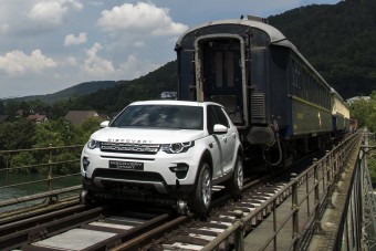 100 tonnát húzott el az önjáró Land Rover