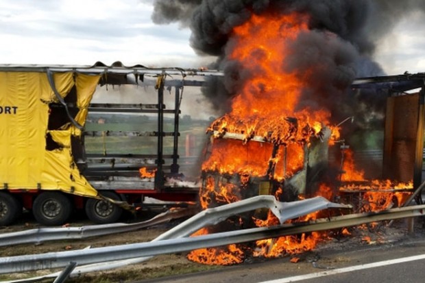 Így lángolt a kamion az M30-ason