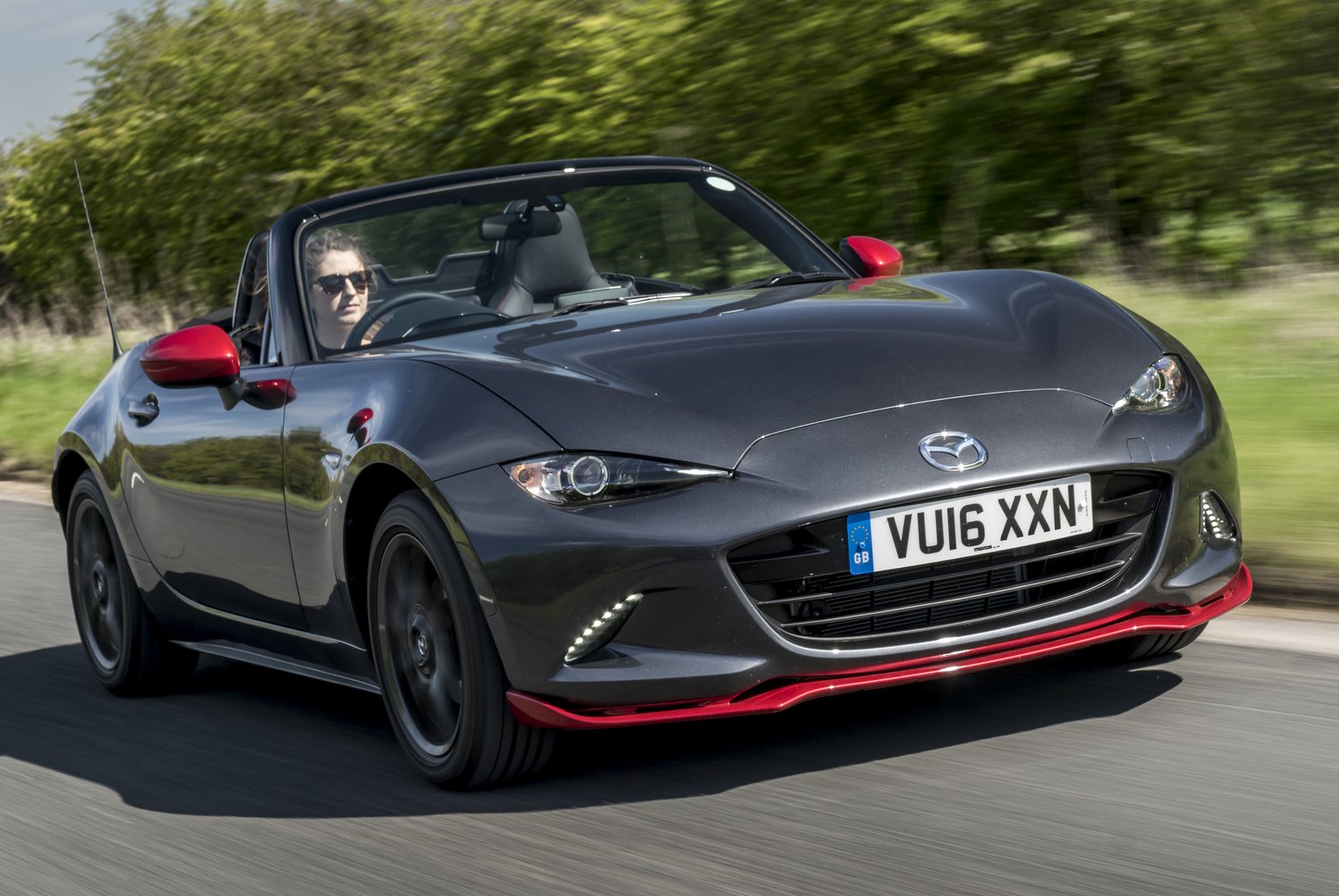 Különkiadással bonyolít a Mazda MX-5 5