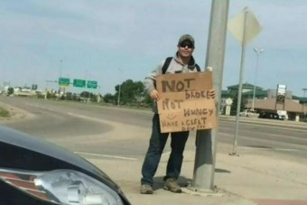 Hajléktalannak öltözött rendőr szívatta az autóst