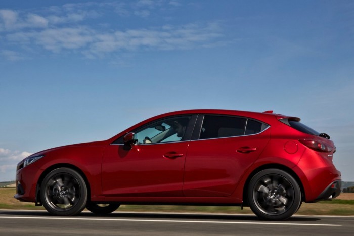 Ezek most a legjobb családi autók 3 Legjobb ferdehátú: Mazda3 Különleges hajtáslánc-technológiák, határozottan sportos karakter, éljenek az apukák!