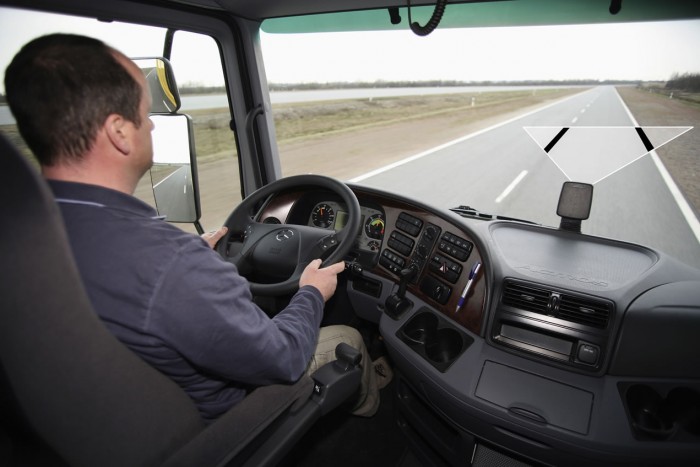 Zseniális reklámmal hirdeti új technológiáját a Mercedes