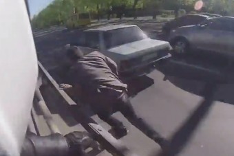 Tolvajt kerget a hős motoros