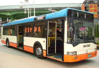 Hippibuszt varázsoltak a kínaiak egy Ikarusból