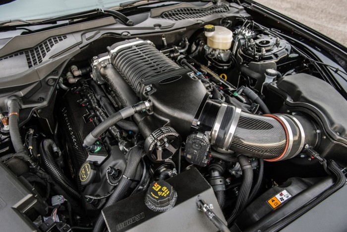 Egy Mustang, amilyet még nem láttál 17 A mechanikus feltöltőn kívül új szívósor és kipufogórendszer segít levegővel megtömni a hengereket