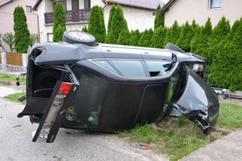 Hamis rendszámmal autózott, és még fel is borult