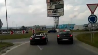 A világért sem térne ki a mentőautó útjából a bunkó autós