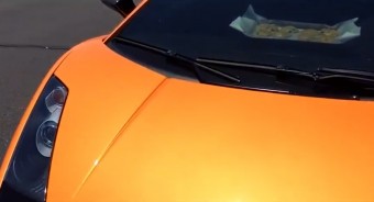 Olyan meleg van, hogy Lamborghiniben süti a kekszet