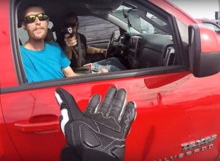 Felkavaró videó: fegyvert szegezett a motorosra