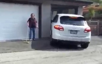 A garázs bejáratánál borotválta le a Porsche oldalát