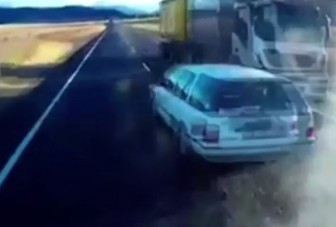 Mákszemnyivel kerülte el a kamiont a bátor autós