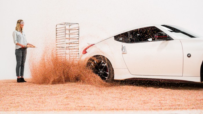 Így kell fánkot cukrozni Nissan 370Z-vel!