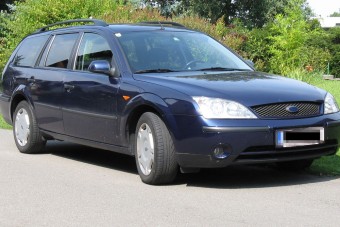 Szőke, 40-es hölgy veri át az autósokat