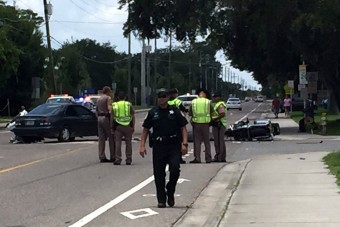 Gyászolók közé hajtott a türelmetlen autós