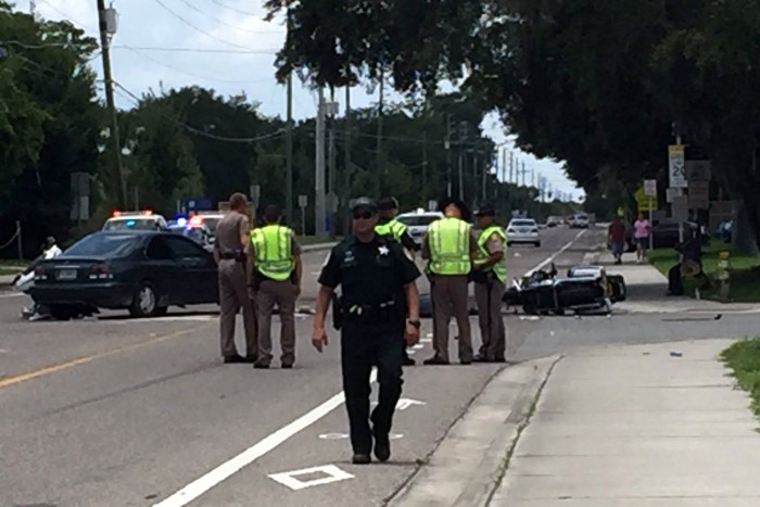 Gyászolók közé hajtott a türelmetlen autós