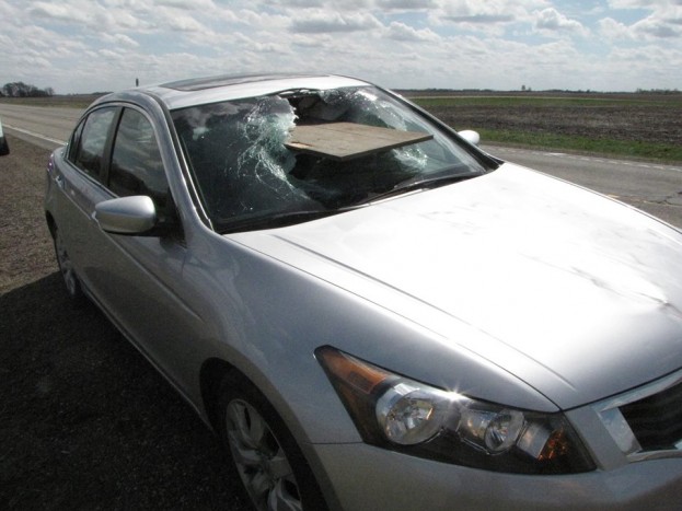 Amikor a szélvédőn beszáll egy furnérlap, az pusztít, amit ér