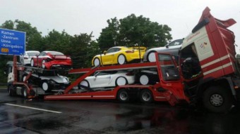 Figyelmetlen kamionos miatt pusztultak a Porschék