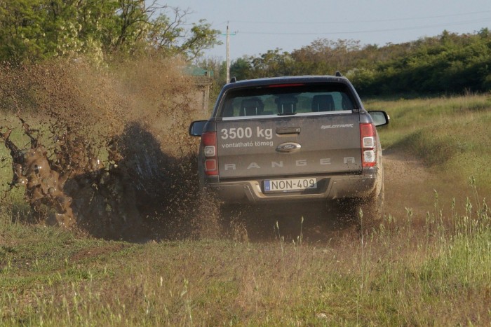 Egyszerű összkerékhajtása, hagyományos automatája igazán élvezetes játék terepen