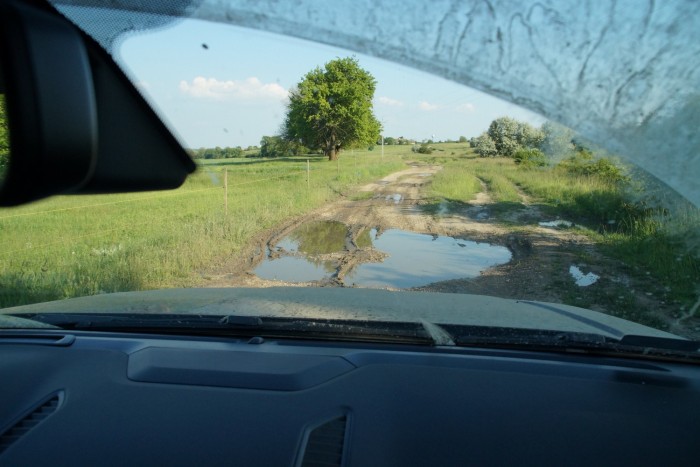 Mintha tévében néznénk ezt a látványt, olyan simán morran át a kátyúkon, tócsákon a kocsi