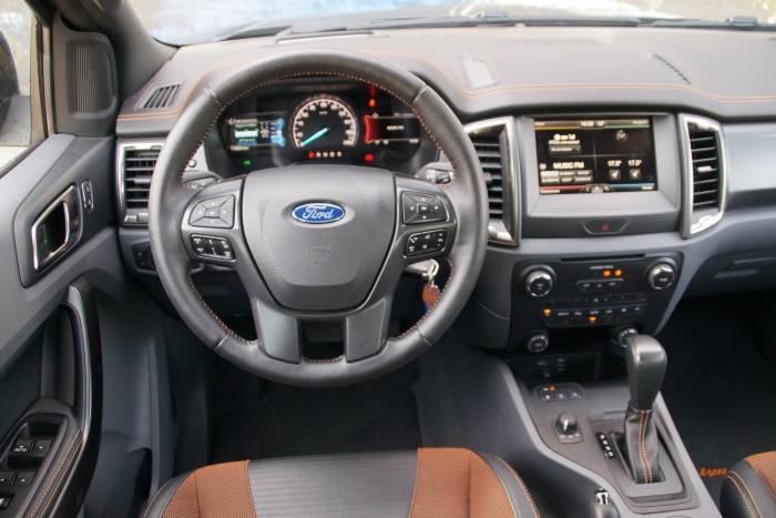 Az ergonómia jó, minden kézre esik, a kapcsolók kiosztásának logikájára is gyorsan rá lehet érezni