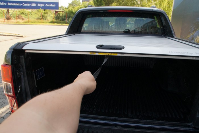 A raktér-fedő roló 457 ezer forintba kerül, de simán bekerül alá a por, a víz