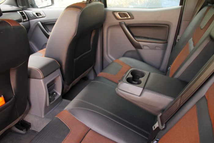 Kényelmes, tágas a hátsó sor is