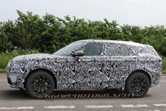 A Range Rover betámadja a BMW X6-ot