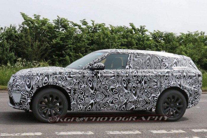 A Range Rover betámadja a BMW X6-ot