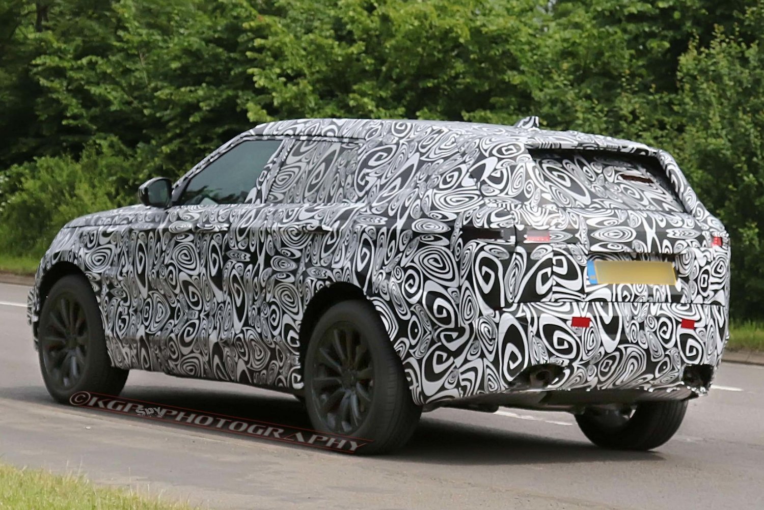 A Range Rover betámadja a BMW X6-ot 3