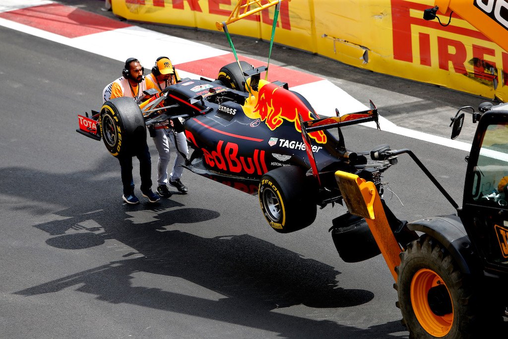 F1: Hamiltonnak nincs ellenfele Bakuban 35