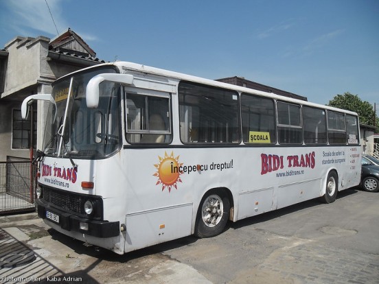 10 kendácsolt Ikarus az egykori KGST-országokból 10 | Vezess Végére egy román Ikarus. A visszapillantók lecserélésében kimerülő sufnituning tulajdonképpen még ízléses is, egyedül a járműn található feliratok rondítanak bele az összképbe.