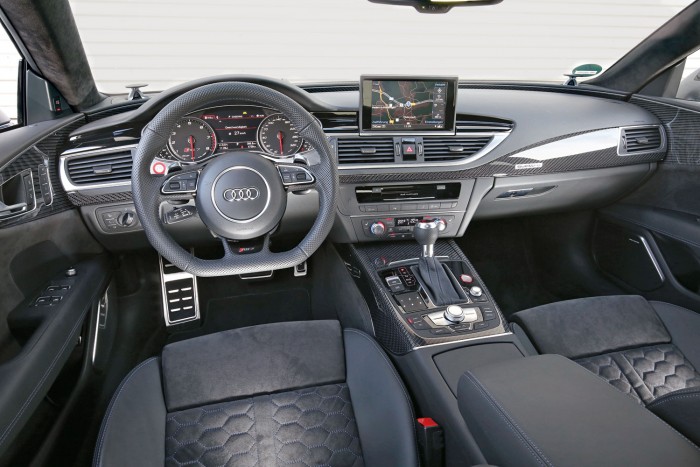 BMW vagy Audi jobb 600 lóerővel? 3 Az ülés mintázatát a ruhánkon is könnyedén kivehető