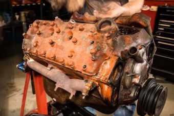Nézd ahogy ez a gyönyörű V8-as motor új életre kel