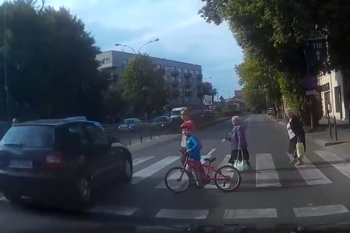 Sietett az audis, majdnem kiirtott egy családot