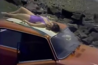 Bikinis csaj, csók és tehén ebben az 1984-es reklámban