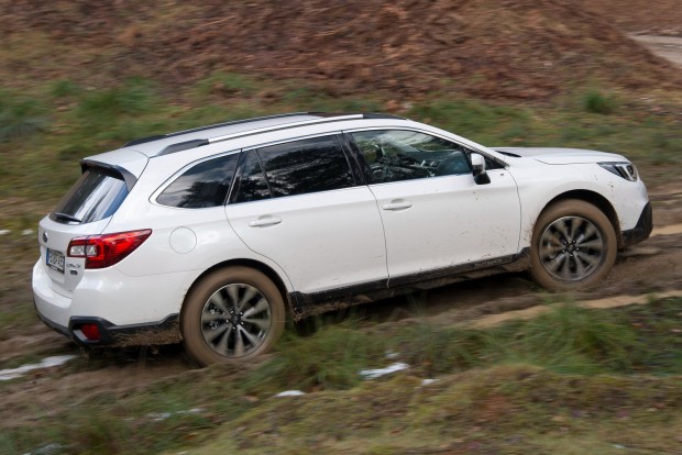 Ezek most a legjobb családi autók 6 Legjobb kombi: Subaru Outback Európában talán a Skoda Superb nyert volna, odaát viszont az emelt hasú, boxermotoros egzotikumot szeretik leginkább a családok.