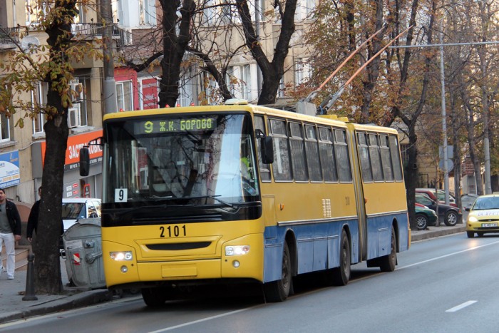 10 kendácsolt Ikarus az egykori KGST-országokból 5 Szófiában úgy újították fel ezt az Ikarus 280-as trolit, hogy a homlokfalát teljesen megváltoztatták.